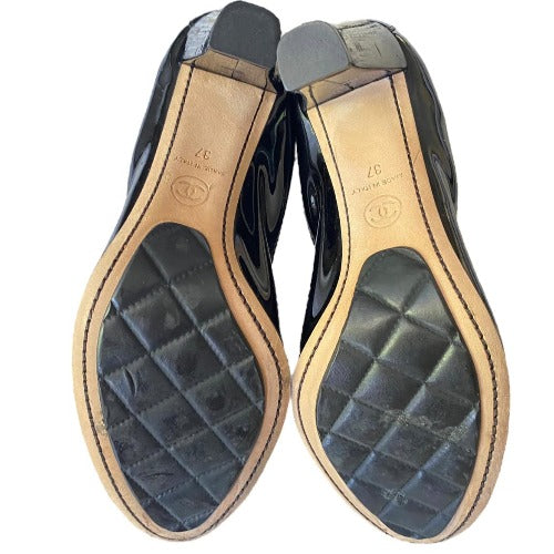 CHANEL Interlocking CC Logo Black Patent Leather Elastic Cap Toe Pumps, Size 37