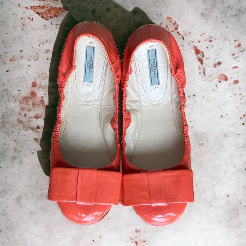PRADA Coral Patent Leather Bow Logo Scrunch Ballerina Flats, Size 37.5